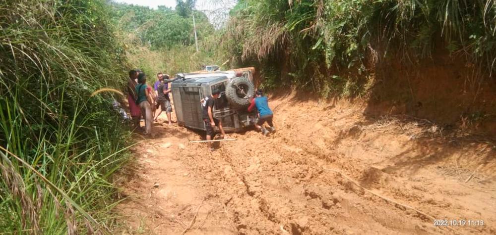 Jakoa bina jalan alternatif untuk masyarakat Pos Balar Jakoa bina jalan alternatif untuk masyarakat Pos Balar