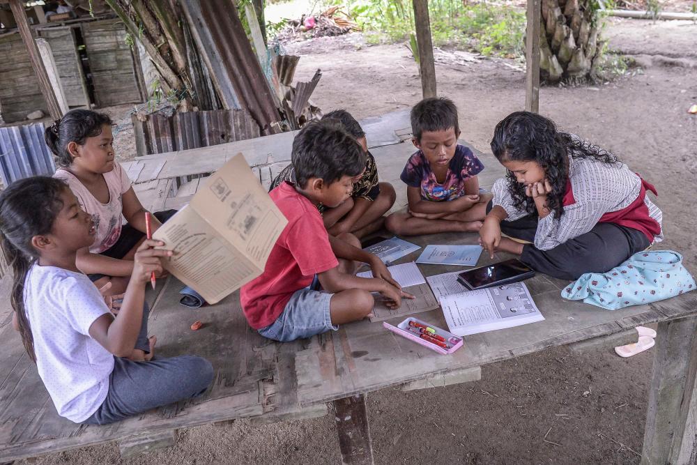 Jalan rosak: Masyarakat Orang Asli bimbang anak tidak dapat ke sekolah Jalan rosak: Masyarakat Orang Asli bimbang anak tidak dapat ke sekolah