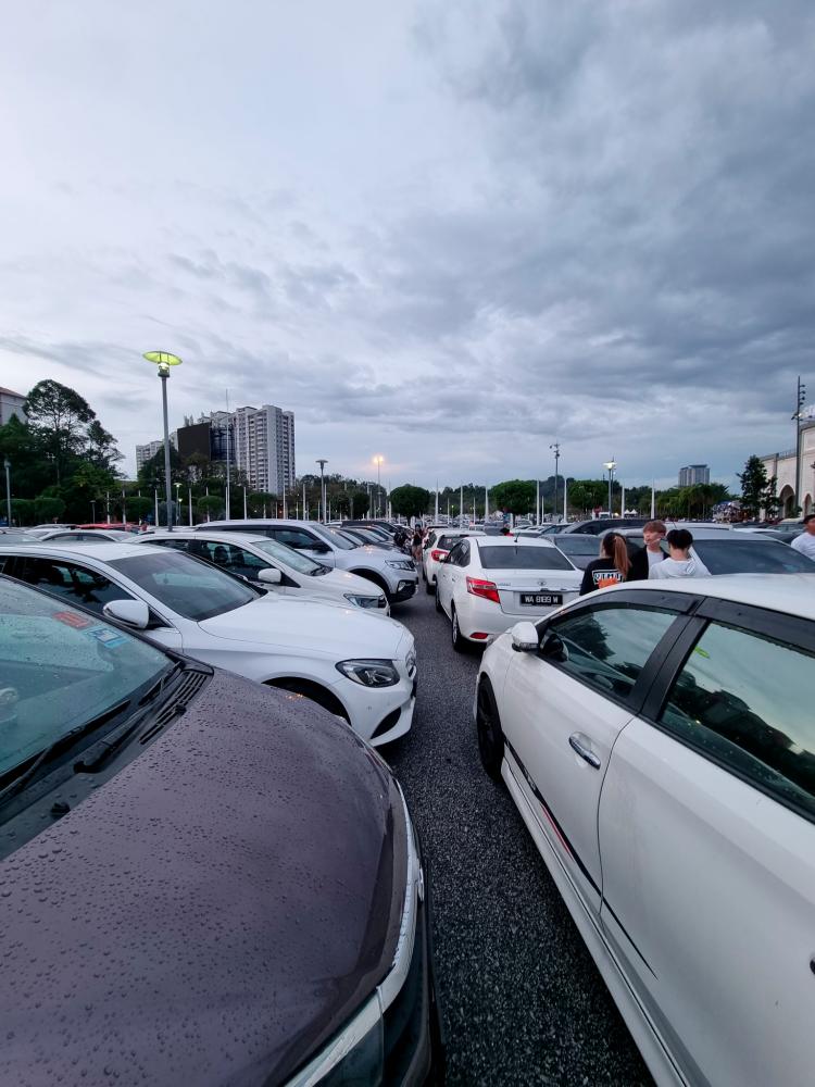 Jay Chou fans allegedly allowed to double park by management, trapping badminton fans