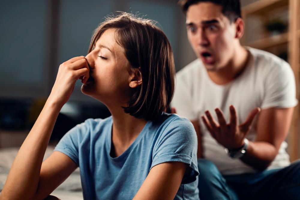 Jealous boyfriend does not like girlfriend talking to other male coursemates Jealous boyfriend does not like girlfriend talking to other male coursemates