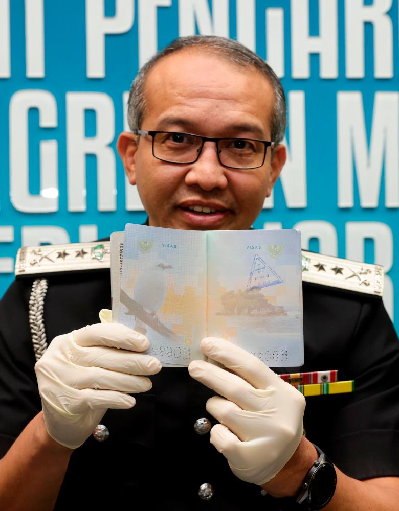 Johor immigration foils attempt to smuggle 12 Indonesian nationals at CIQ