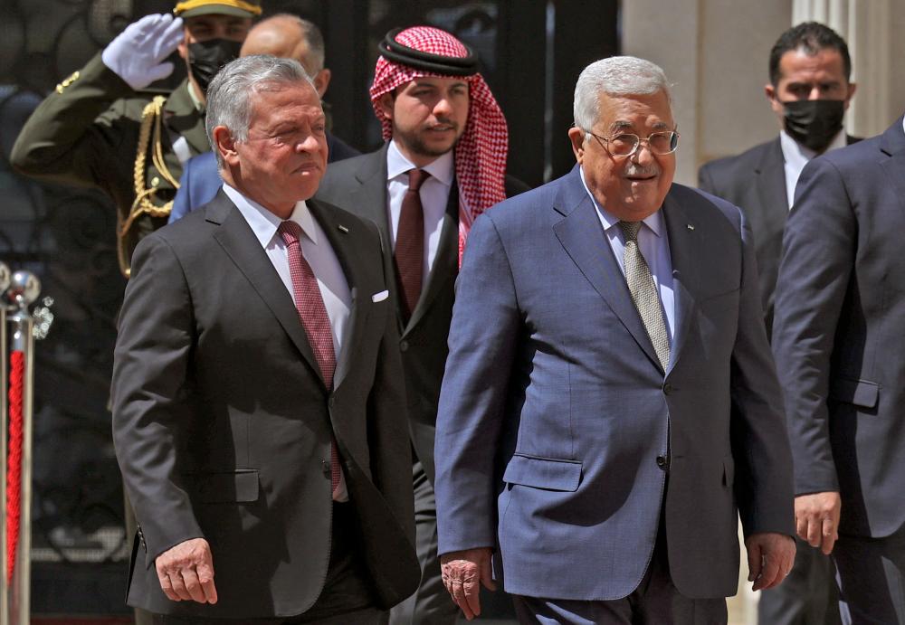 Jordan’s king lands in West Bank on rare trip to meet Abbas Jordan’s king lands in West Bank on rare trip to meet Abbas