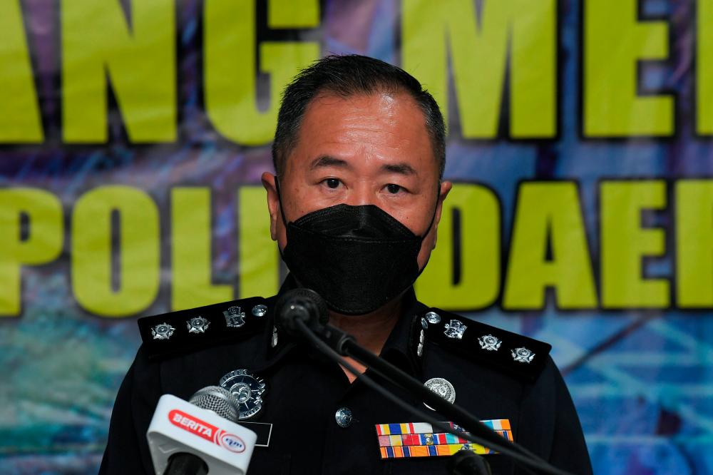 Judi dalam talian: Tiga lelaki ditahan raih RM100,000 sebulan Judi dalam talian: Tiga lelaki ditahan raih RM100,000 sebulan