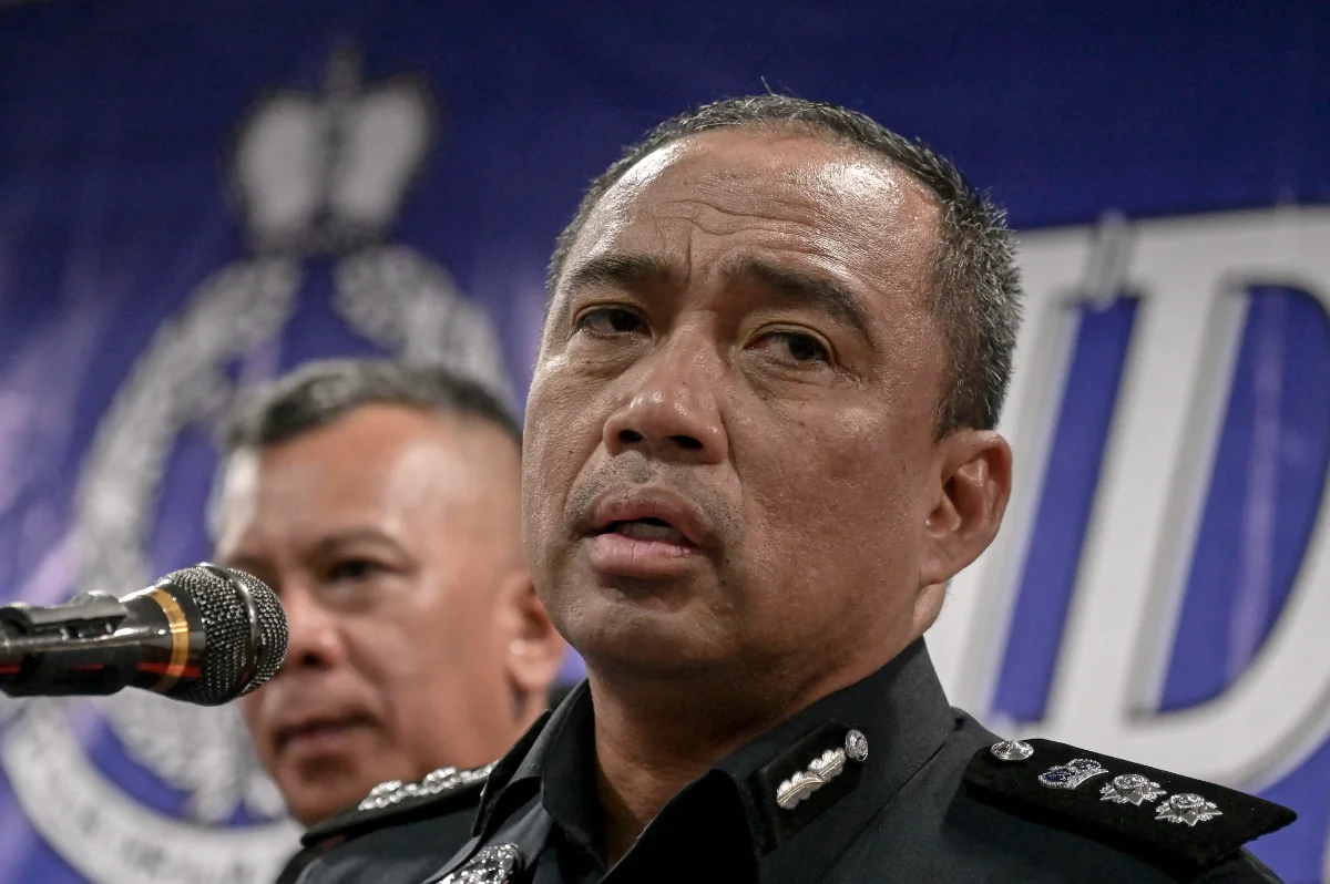 18 photo touts arrested for assault at KLCC