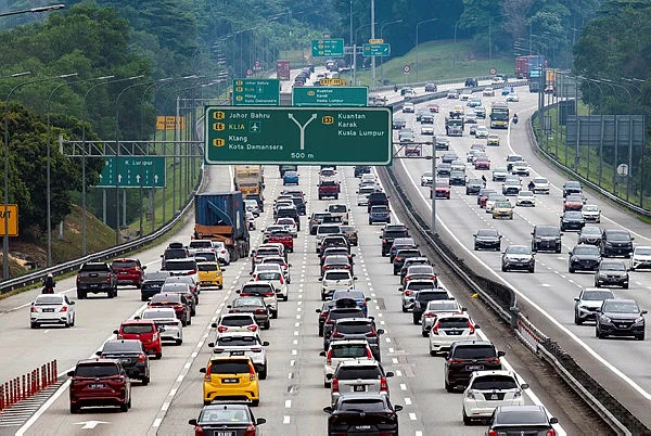 Heavy traffic hits major highways as holiday exodus begins