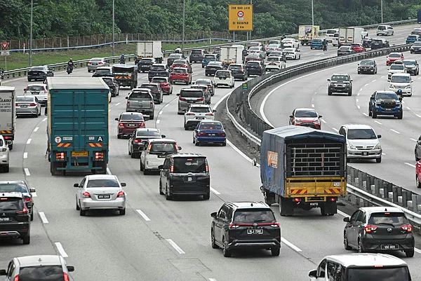 Heavy traffic hits major highways as Aidilfitri exodus begins