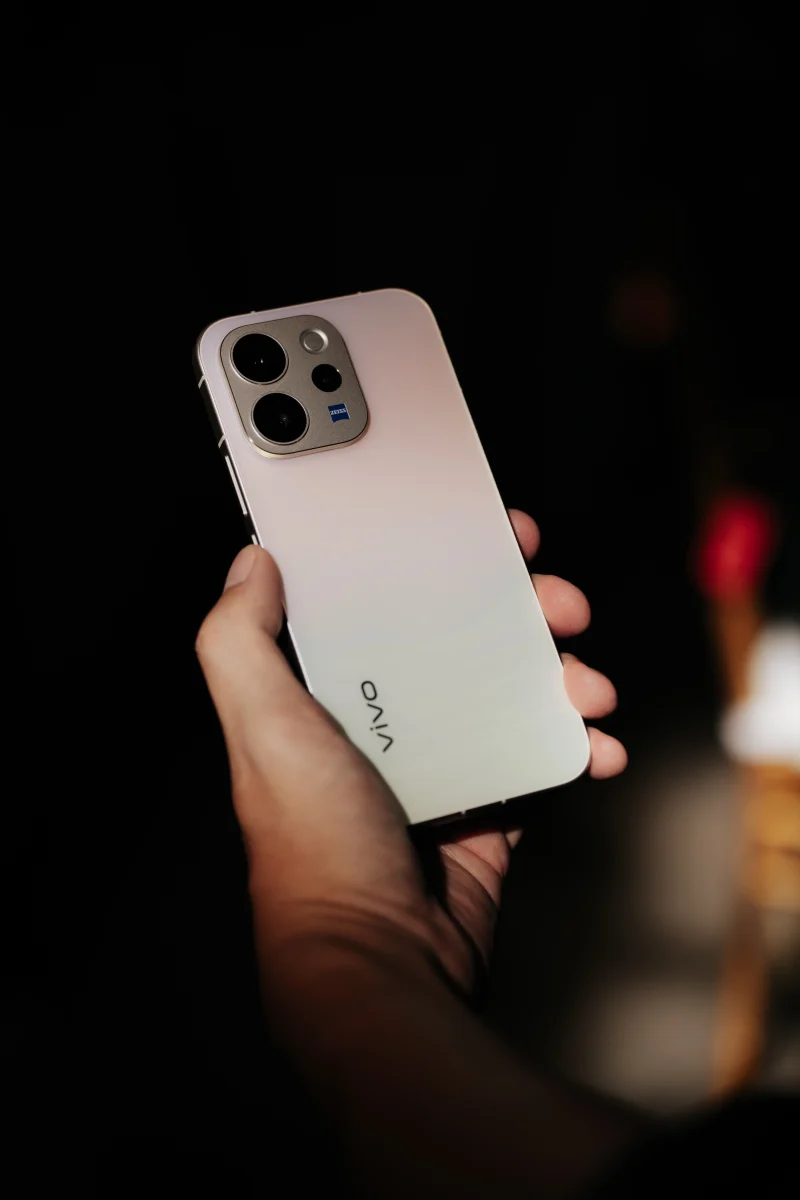 Stage Mode on the vivo V70 is developed to handle difficult lighting conditions common at concerts and live performances.