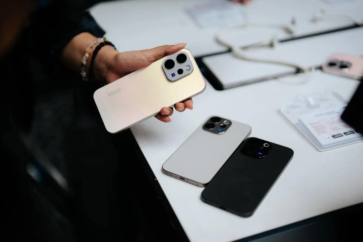 The vivo V70 uses ZEISS portrait styles inspired by classic cinema lenses used in professional photography.