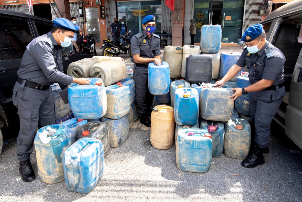 KPDNHEP cripple attempt to smuggle subsidised petrol, diesel to neighbouring country KPDNHEP cripple attempt to smuggle subsidised petrol, diesel to neighbouring country