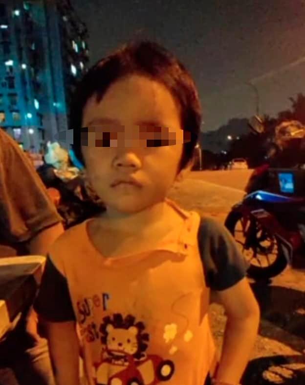 Kanak-kanak lelaki dijumpai di tepi jalan dengan kesan cedera Kanak-kanak lelaki dijumpai di tepi jalan dengan kesan cedera