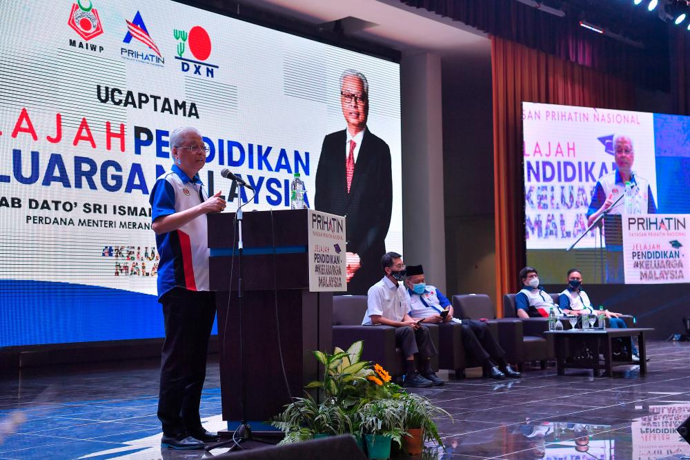 Keluarga Malaysia Education Tour to help realise dreams of rural students: PM (Updated) Keluarga Malaysia Education Tour to help realise dreams of rural students: PM (Updated)