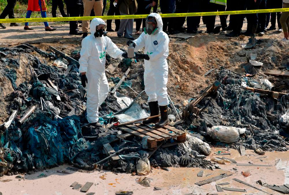 Kerja pembersihan sisa kimia di tapak pelupusan sampah haram di Dengkil selesai Kerja pembersihan sisa kimia di tapak pelupusan sampah haram di Dengkil selesai
