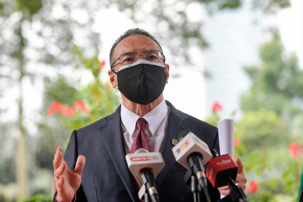 Kesaksamaan agihan vaksin dan maklumat salah halangan utama tangani Covid-19 - Hishammuddin Kesaksamaan agihan vaksin dan maklumat salah halangan utama tangani Covid-19 - Hishammuddin