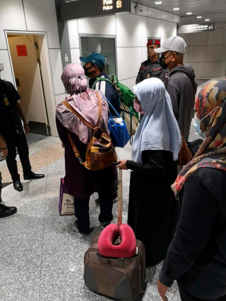 Kesemua 63 jemaah umrah Malaysia terkandas di Arab Saudi telah dibawa pulang Kesemua 63 jemaah umrah Malaysia terkandas di Arab Saudi telah dibawa pulang