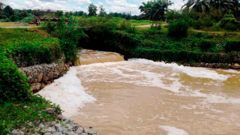 Kilang makanan disyaki punca pencemaran sebatian penyebab bau di Sungai Semenyih Kilang makanan disyaki punca pencemaran sebatian penyebab bau di Sungai Semenyih