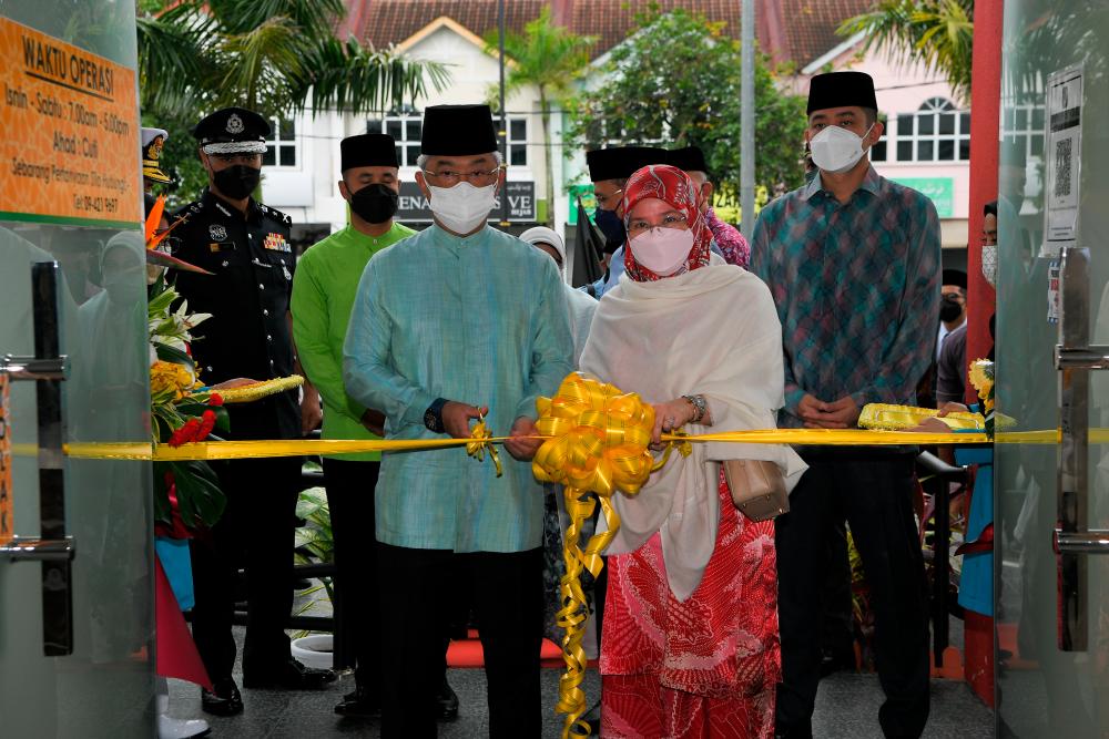 King, Queen grace opening of YASA Haemodialysis Centre in Pekan King, Queen grace opening of YASA Haemodialysis Centre in Pekan