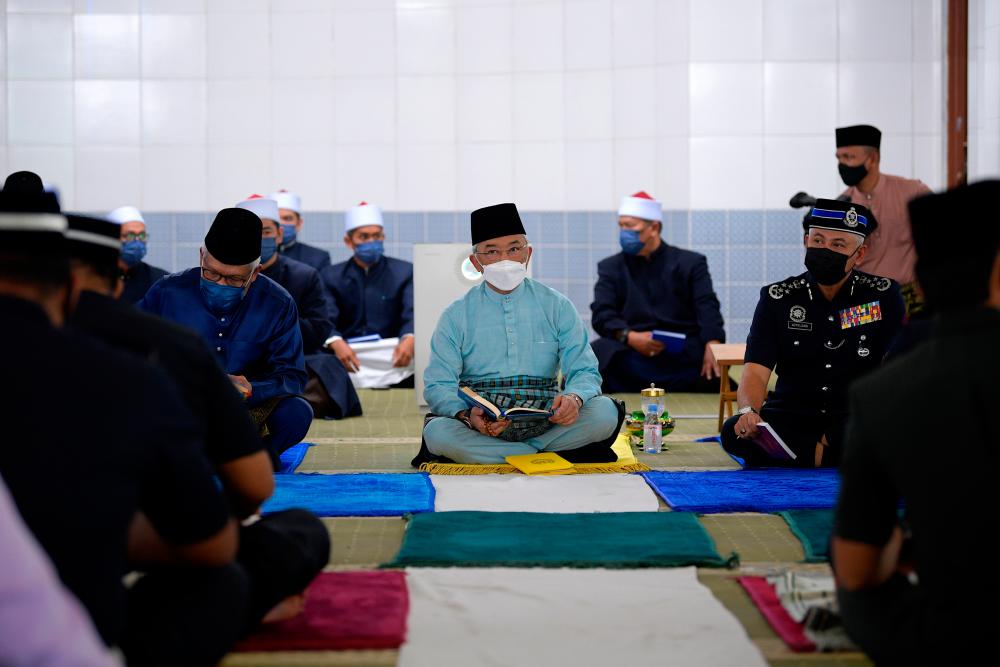 King attends Yasin, tahlil recital in conjunction with 215th Police Day King attends Yasin, tahlil recital in conjunction with 215th Police Day