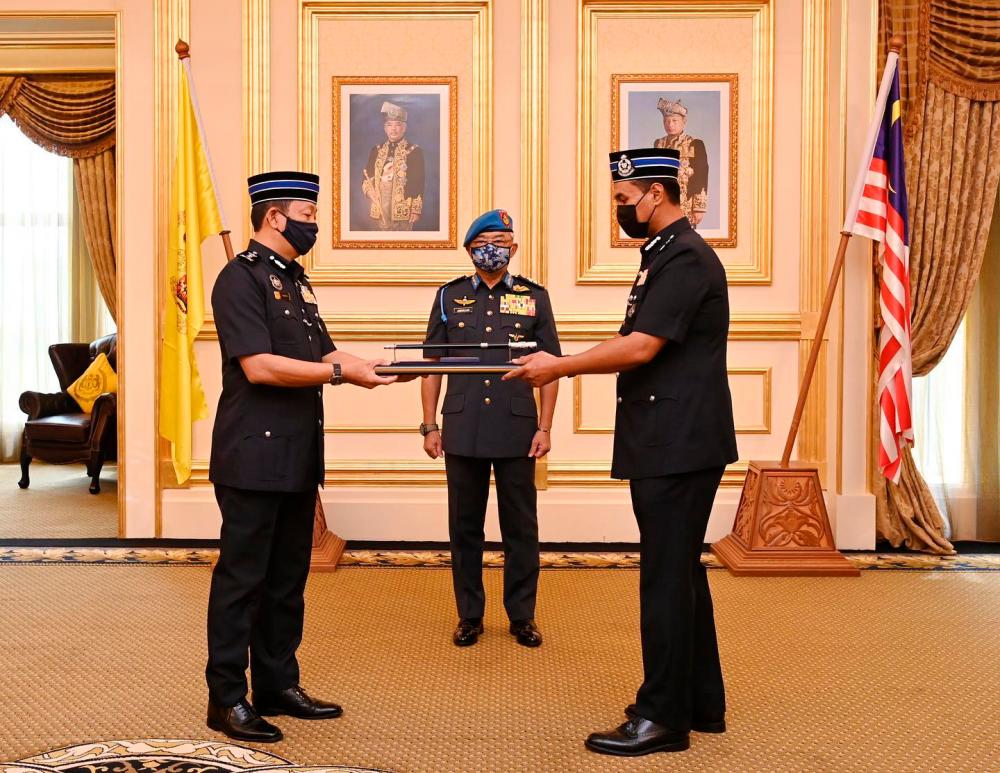 King attends farewell reception, handover of duties of police escort