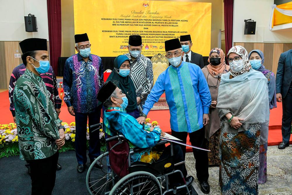 King hands over keys to 54 recipients of Rumah Wilayah Prihatin King hands over keys to 54 recipients of Rumah Wilayah Prihatin