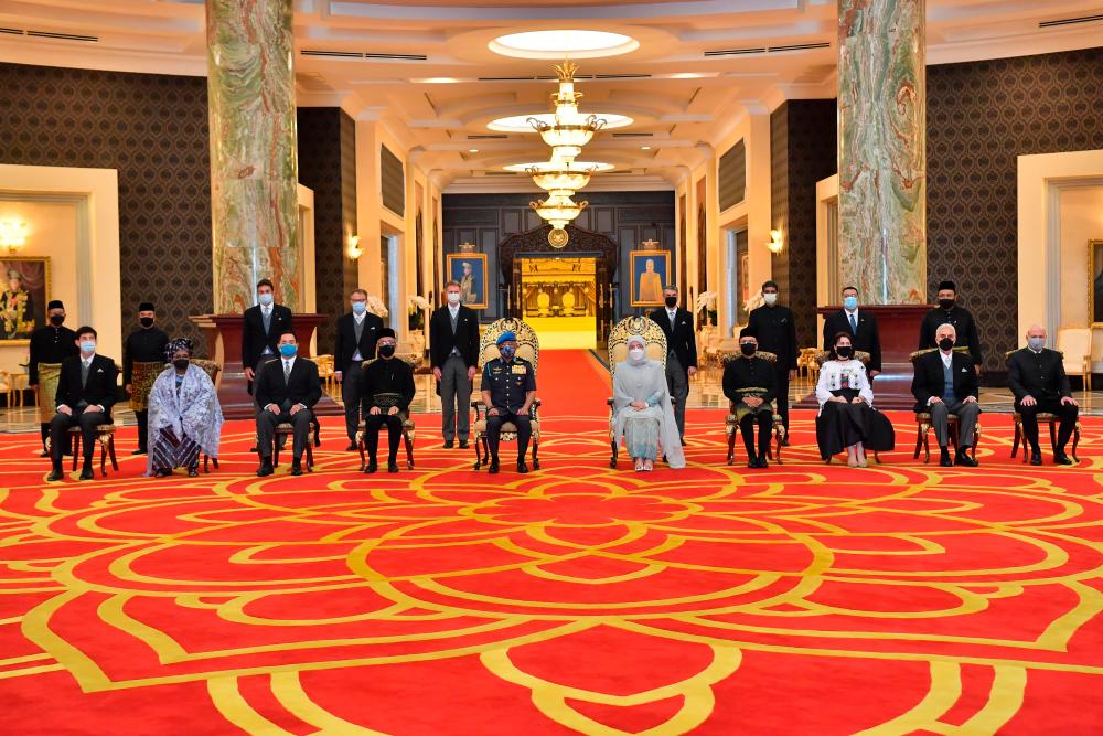 King receives credentials of 13 foreign envoys to Malaysia
