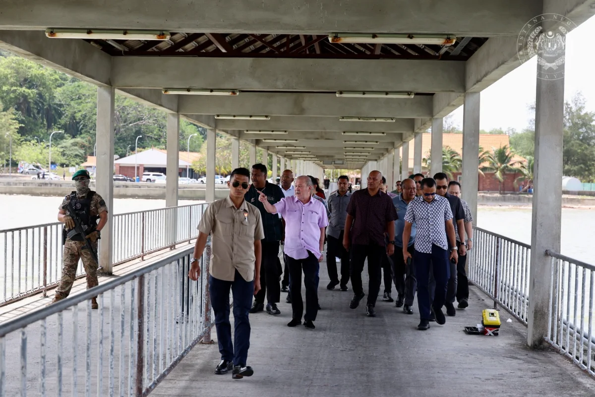 King_drives_45km_to_inspect_Mersing_s_environment King drives 45km to inspect Mersing's environment