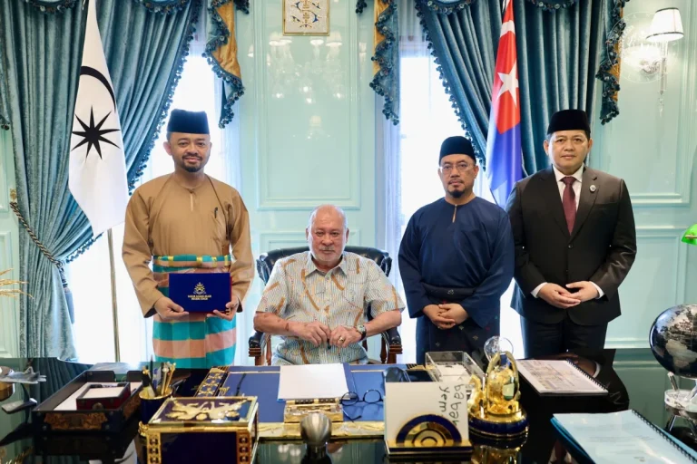 King pays RM10 million in zakat for the year