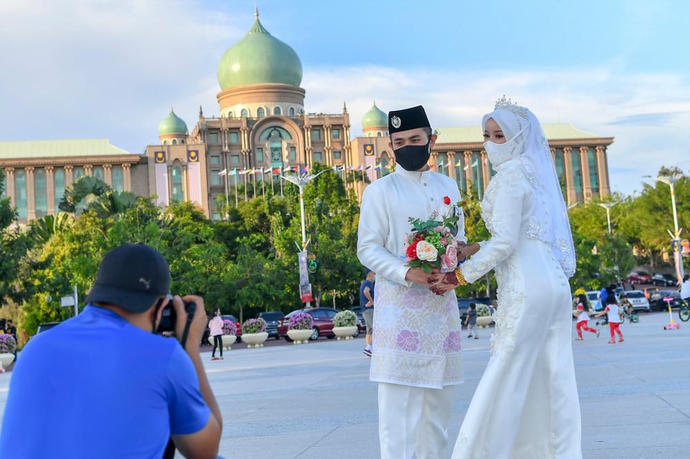 Klang Valley inter-district travel allow newly-weds to record happy moments in Putrajaya Klang Valley inter-district travel allow newly-weds to record happy moments in Putrajaya