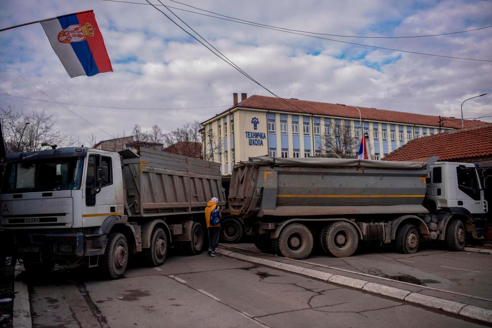 Kosovo closes main border crossing after roadblock in Serbia Kosovo closes main border crossing after roadblock in Serbia