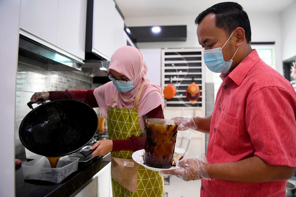 Lecturer, wifeâs love for making grass jelly turns into thriving side business