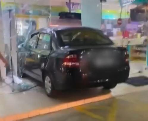 Lelaki dipercayai tertekan pedal minyak kereta rempuh pintu kedai serbaneka