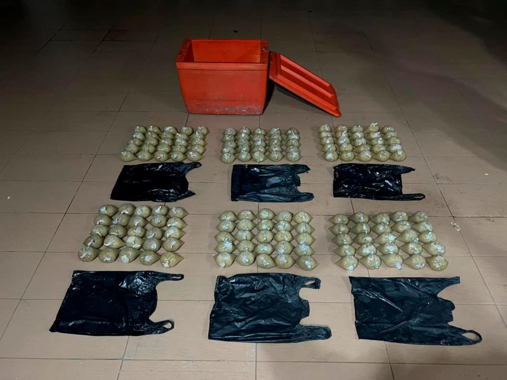 Lelaki ditahan disyaki jual air ketum di kedai makan Lelaki ditahan disyaki jual air ketum di kedai makan