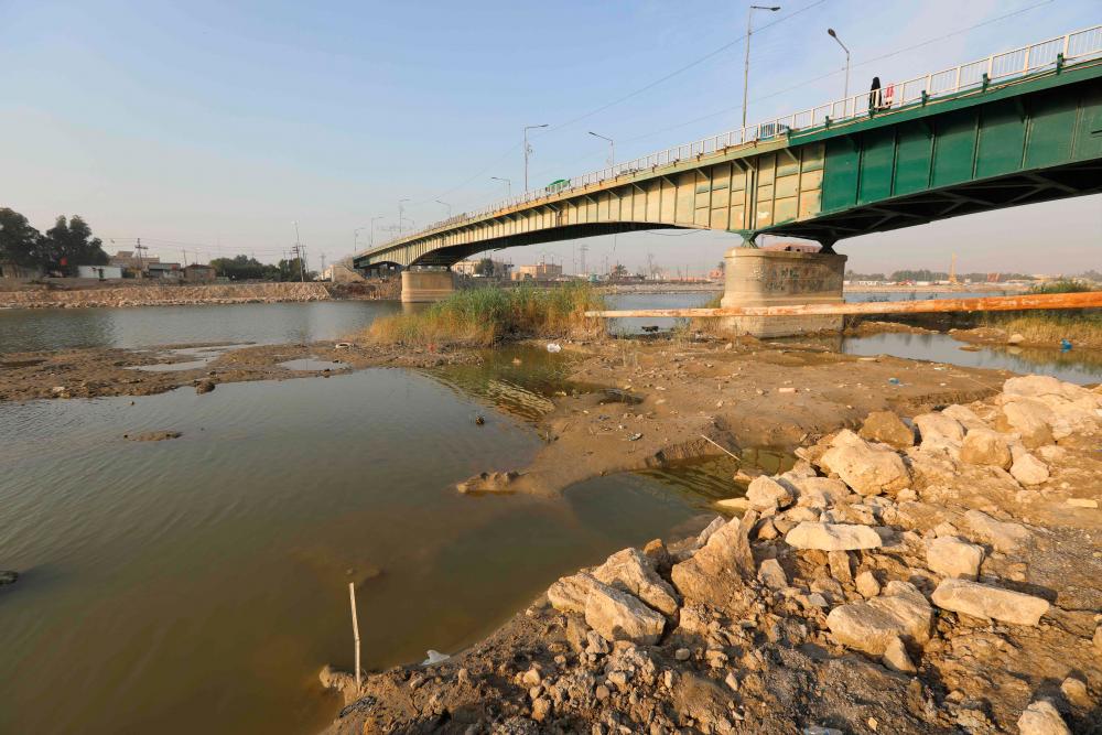 Levels of Iraq’s Tigris and Euphrates plunge in south
