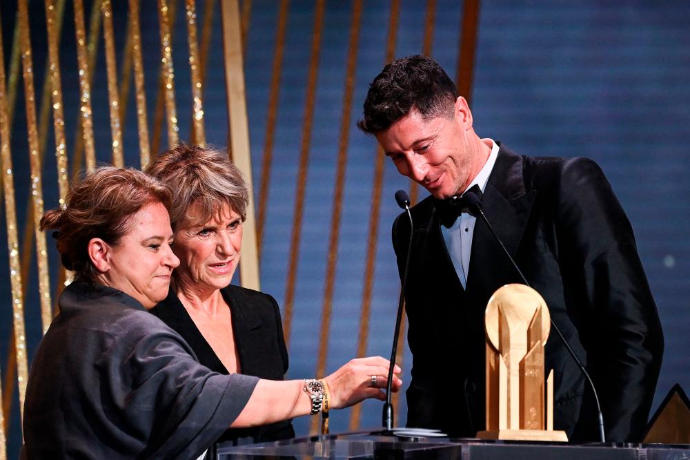 Lewandowski wins Gerd Mueller Trophy for top scorer