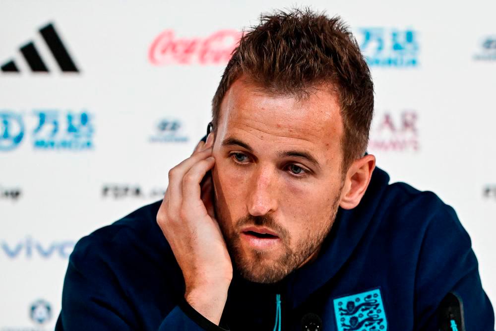 Lloris urges Kane to ‘keep his chin up’ after England penalty miss Lloris urges Kane to ‘keep his chin up’ after England penalty miss