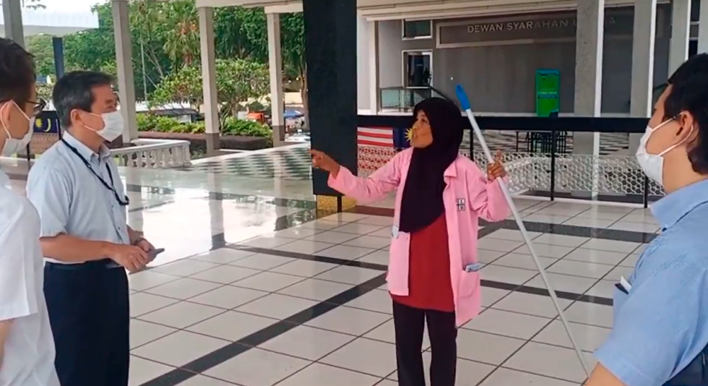Local Malay cleaner wows netizens with fluent Japanese Local Malay cleaner wows netizens with fluent Japanese