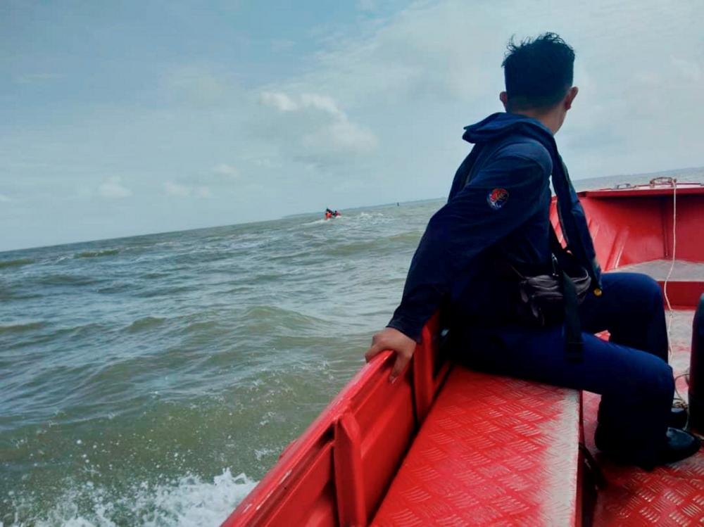 MMEA searching for missing fishermen in boat capsize incident near Pulau Redang