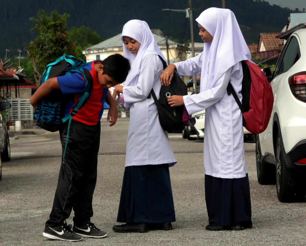 MOE to provide lockers to address heavy school bags issue - Radzi MOE to provide lockers to address heavy school bags issue - Radzi