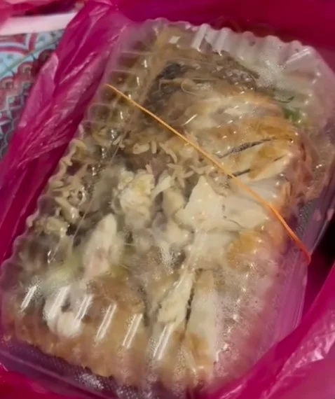 M_sian_woman_finds_maggots_crawling_on_chicken_rice_purchased_from_KL_stall M'sian woman finds maggots crawling on chicken rice purchased from KL stall