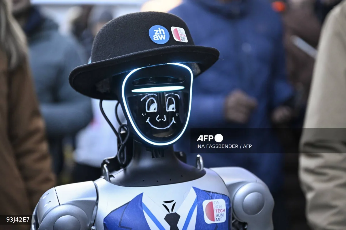 Macau_woman_hospitalised_after_robot_startles_her_on_street