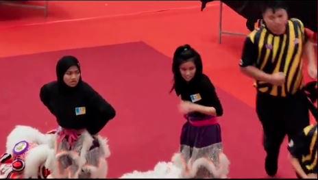 Malay and Chinese female duo perfectly execute lion dance routine 