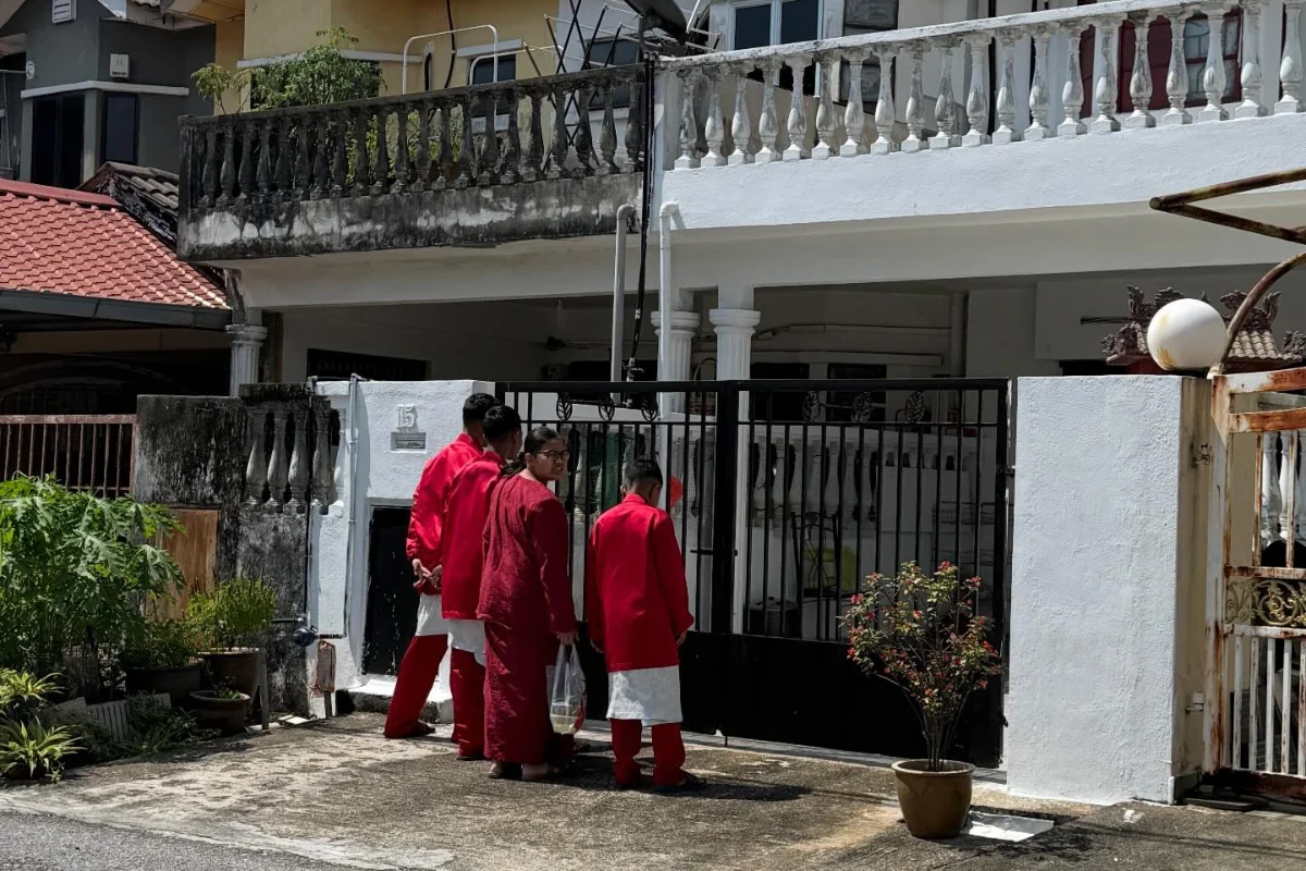 Malay_family_passes_down_Raya_dish-sharing_with_non-Muslim_neighbours_in_Gombak