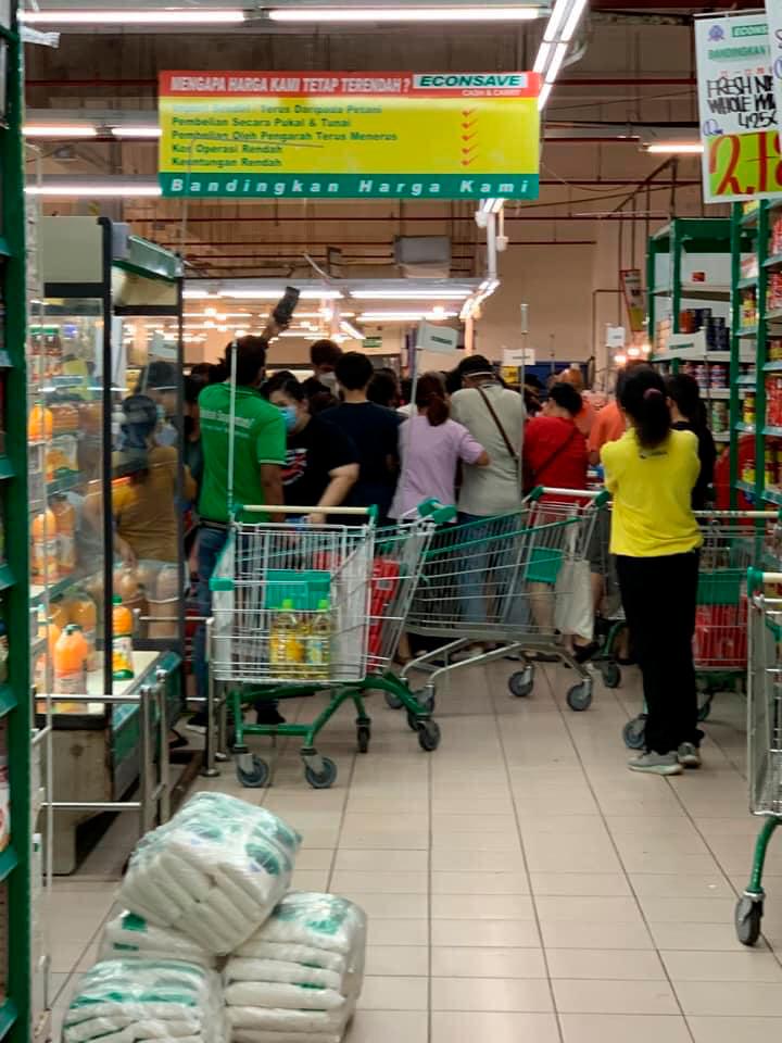 Malaysians breach SOPs for cheap soft drinks sale