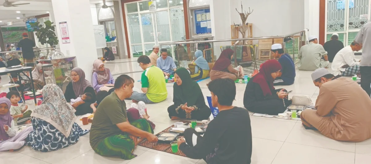 Malaysians choose to break fast at mosque to foster sense of community and save money