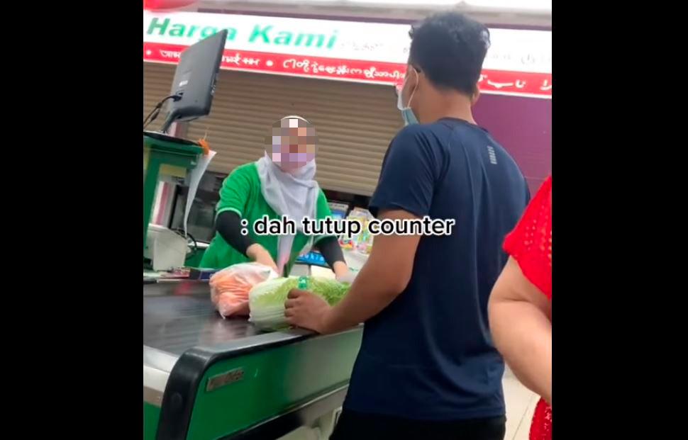 Man scolds supermarket cashier for rude behaviour towards his mother Man scolds supermarket cashier for rude behaviour towards his mother
