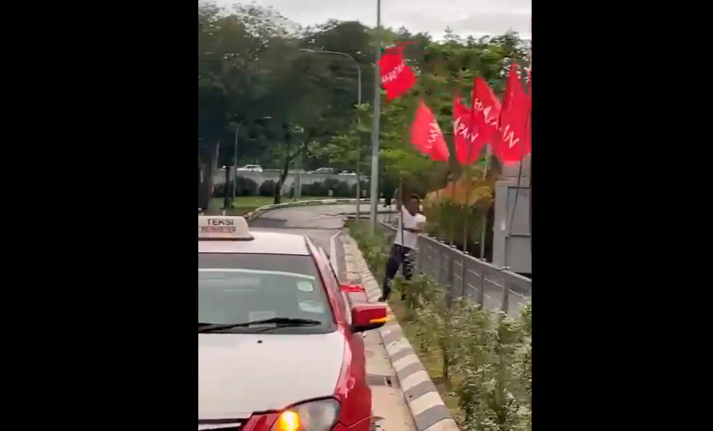 Man who removed flag near National Museum is PH monitoring agent: Police Man who removed flag near National Museum is PH monitoring agent: Police