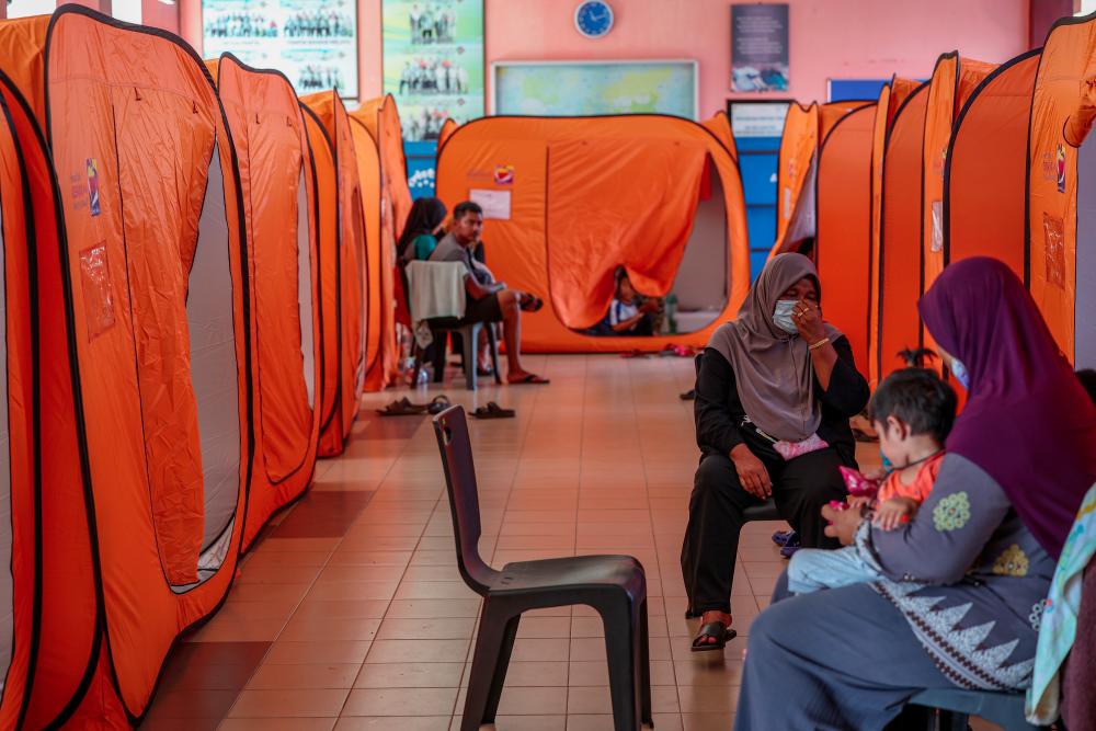 Mangsa banjir di Kelantan, Johor, Perak meningkat, jumlah terkini 2,633 mangsa Mangsa banjir di Kelantan, Johor, Perak meningkat, jumlah terkini 2,633 mangsa