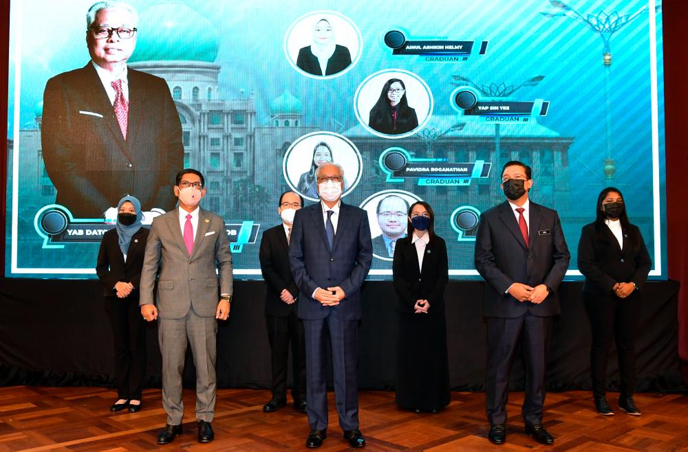 Many Perdana Fellows became successful in public, private sectors and politics â PM Many Perdana Fellows became successful in public, private sectors and politics â PM