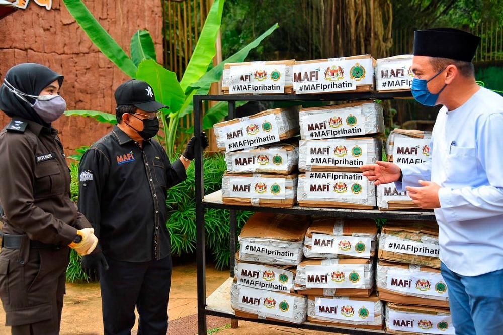 Maqis contributes three tonnes of frozen chicken to Melaka Zoo Maqis contributes three tonnes of frozen chicken to Melaka Zoo