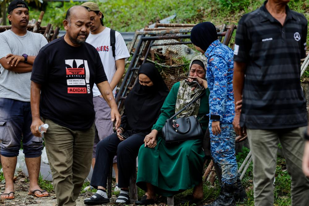 Mayat kanak-kanak jatuh longkang ditemukan selepas empat kali laungan azan Mayat kanak-kanak jatuh longkang ditemukan selepas empat kali laungan azan