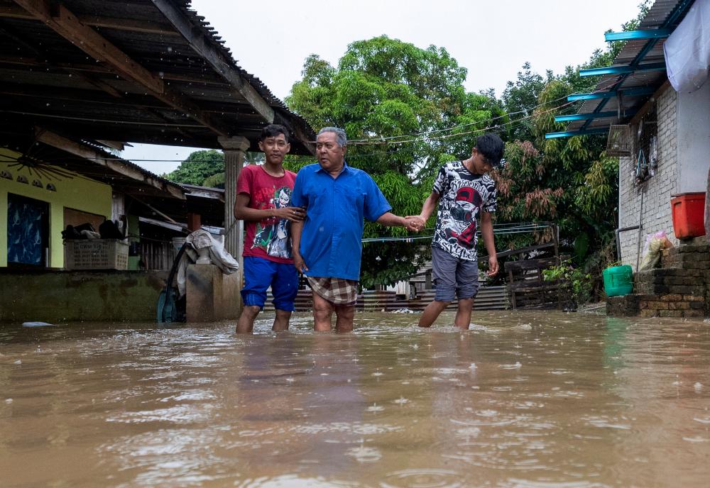 Medical teams to monitor flood victims at Kelantan PPS: Dr Zaini